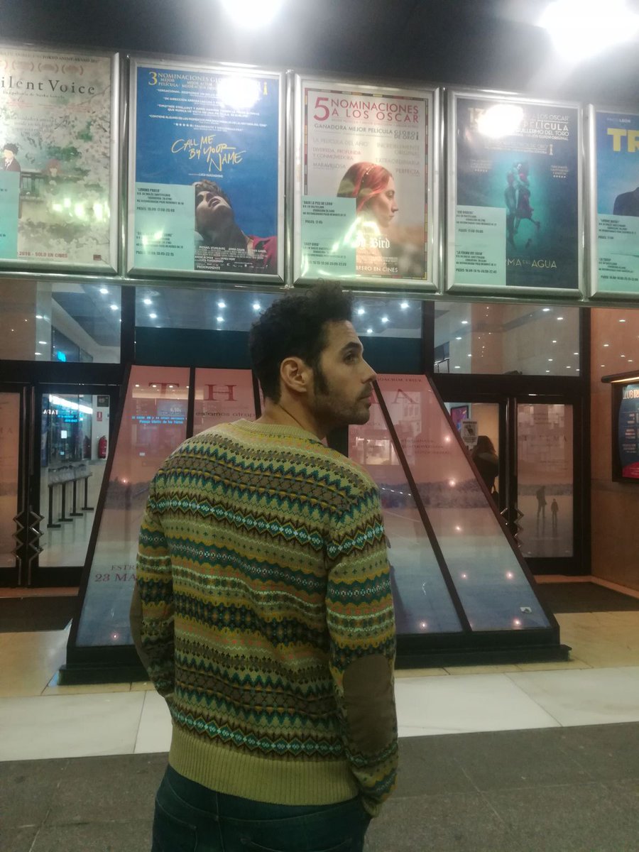 "Disfruta de la plena atención del aquí y ahora". ¿Qué hace un actor en su tiempo libre? Pues ir al cine. Como <a href="/JuanMa_Diez/">JuanMa Diez</a> de <a href="/jammingteatro/">Jamming</a>, aquí entre carteles y bien ataviado con jersey <a href="/Tiwel_Spain/">Tiwel</a>. ¿Qué peli habrá visto?