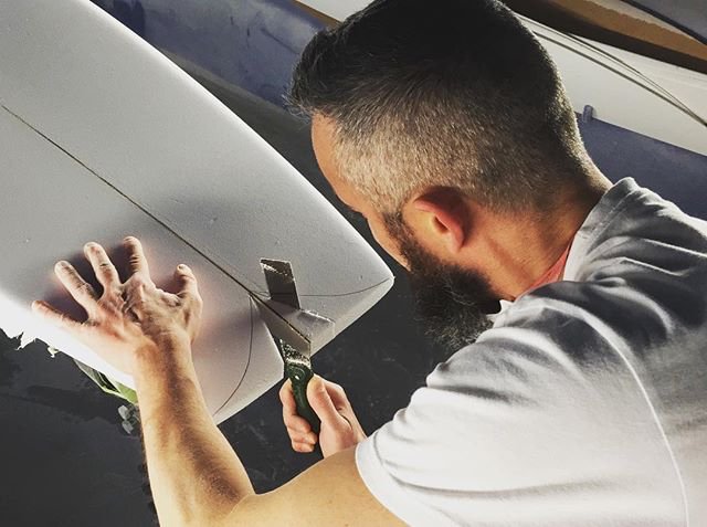 ShaperHouse's tweet image. • S W A L L O W •
Dernière touche pour sublimer votre #fish. 
Perfect #swallow sur ce #handshape  par @bricethewhite1138
👌🏻 #shape #custom #doityourself #biarritz : @shaperhouse