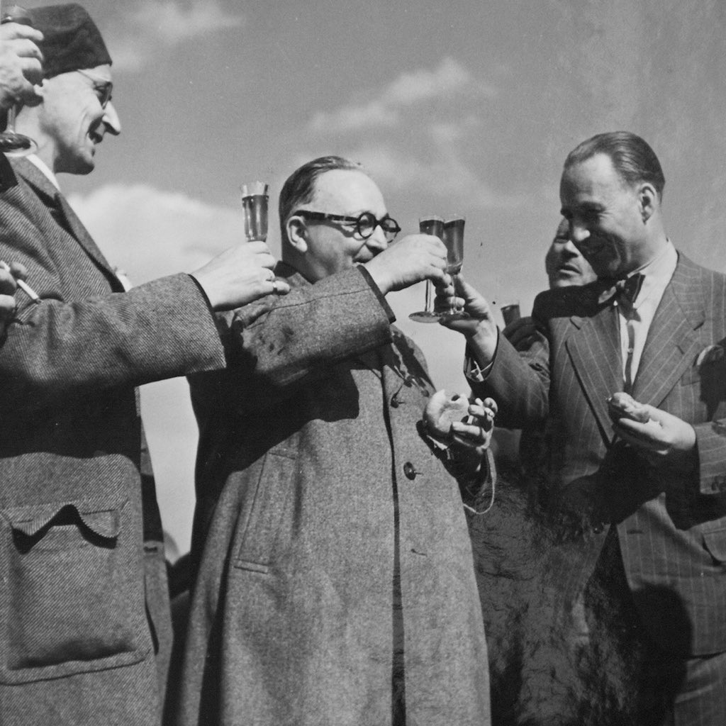 Weareyellowdoor's tweet photo. We may not be drinking what these chaps were drinking in #StHelens twin town #Stuttgart back in 1948 but we sure are celebrating something very similar! ๐
Keep your eyes peeled for exciting updates on ##ProjectZei later today!
#StHelens150
#StHelenstoStuttgart https://t.co/3il3DjhAjC