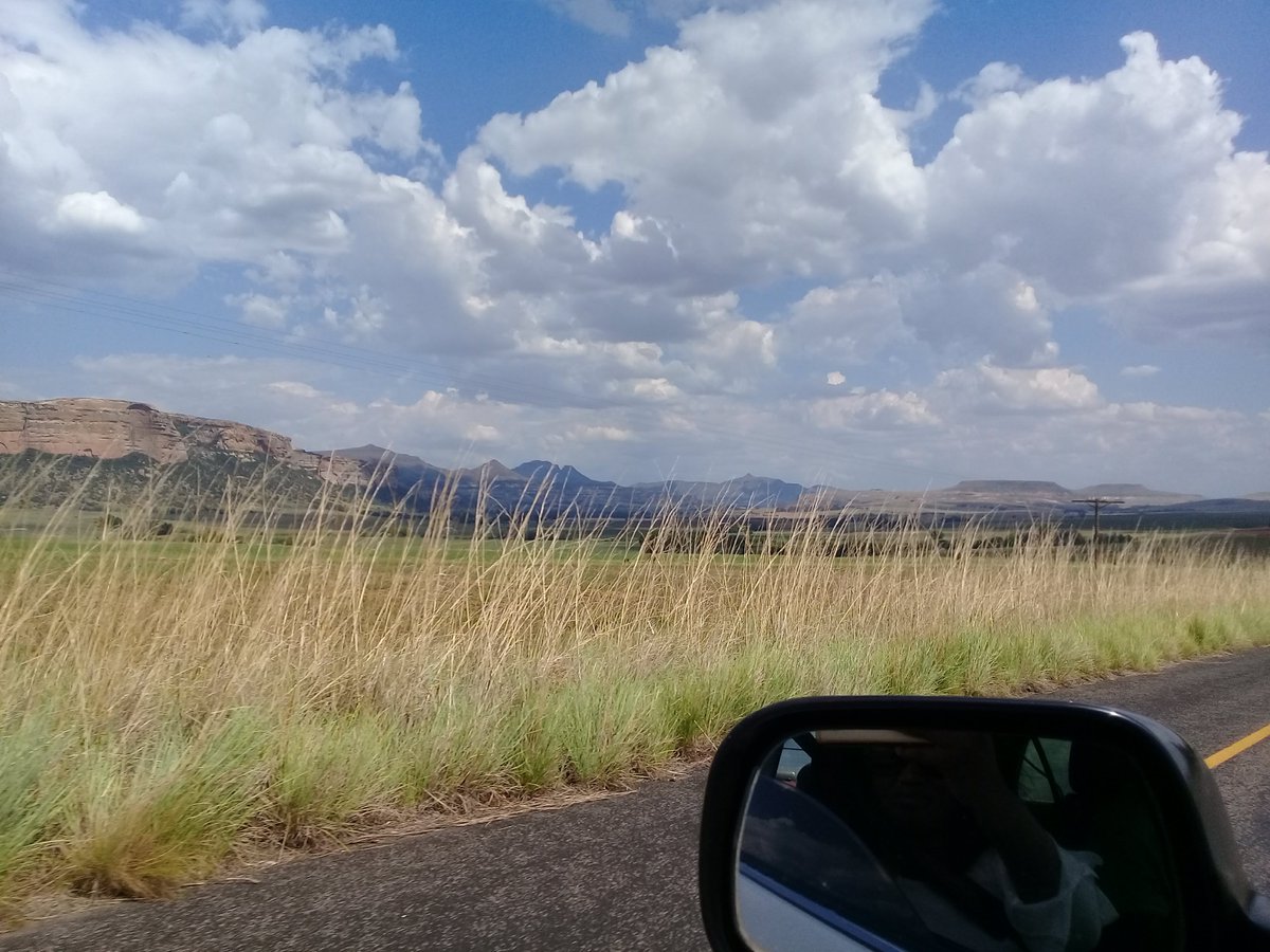 Magold24's tweet photo. The beautiful mountains of the #FreesState province, leading you to the Mountain Kingdom. This is the beautiful Ronsendal, just 20km away from Ficksburg. @kayafm95dot9 #ShotLeft https://t.co/LnUEkw6GWl