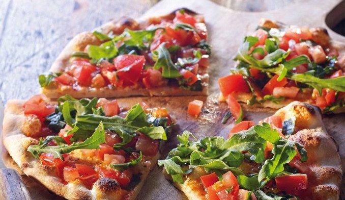 La #pizza promossa dalla #DietaSmartfood ha impasto integrale e tante verdure. Nel mio blog #Ilbenechemivoglio <a href="/IOdonna/">iodonna</a> trovate la #ricetta della pizza green con rucola e pomodorini, tratta dalla collana "Cibo e scienza: la Dieta Smartfood" blog.iodonna.it/eliana-liotta-…