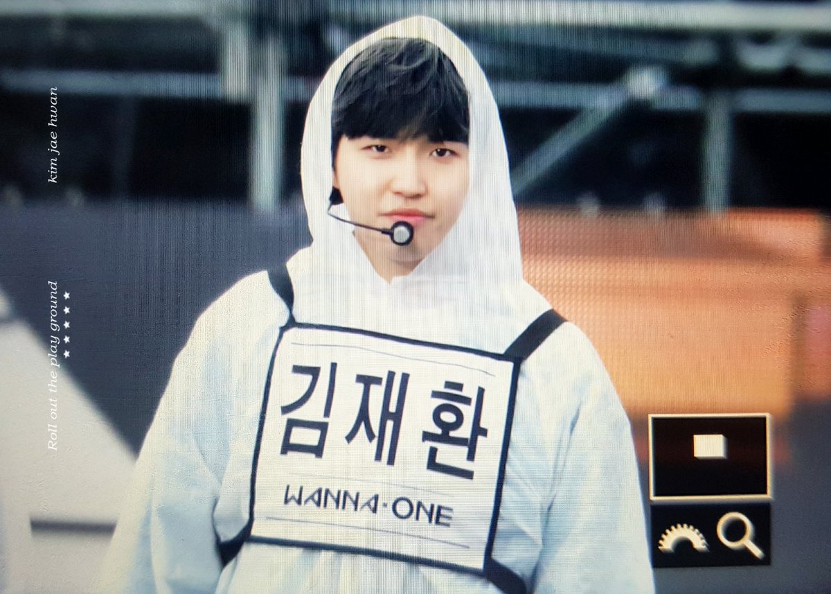 Rolling0527's tweet photo. 180404 울산 쇼챔 리허설 #재환 #김재환 #워너원 #wannaone #jaehwan #kimjaehwan 우비 입으니까 만두미 527배 상승↗ 귀여워😂 https://t.co/8hTHIERsXM