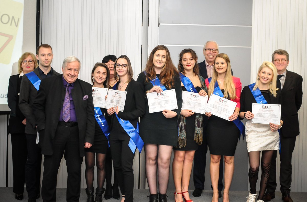 EcoSupCampus's tweet photo. Remise des diplômes de nos étudiants https://t.co/2Qym2DdbmJ