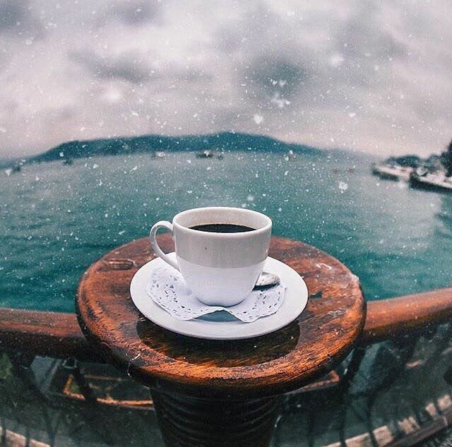 لم يطل بيتها على البحر .. لكن ما رأته اليوم جعلها تغلق الأبواب و تبتعد عن الشرفات ..
اسيقظت لتحضن واقعها ..
#Rima