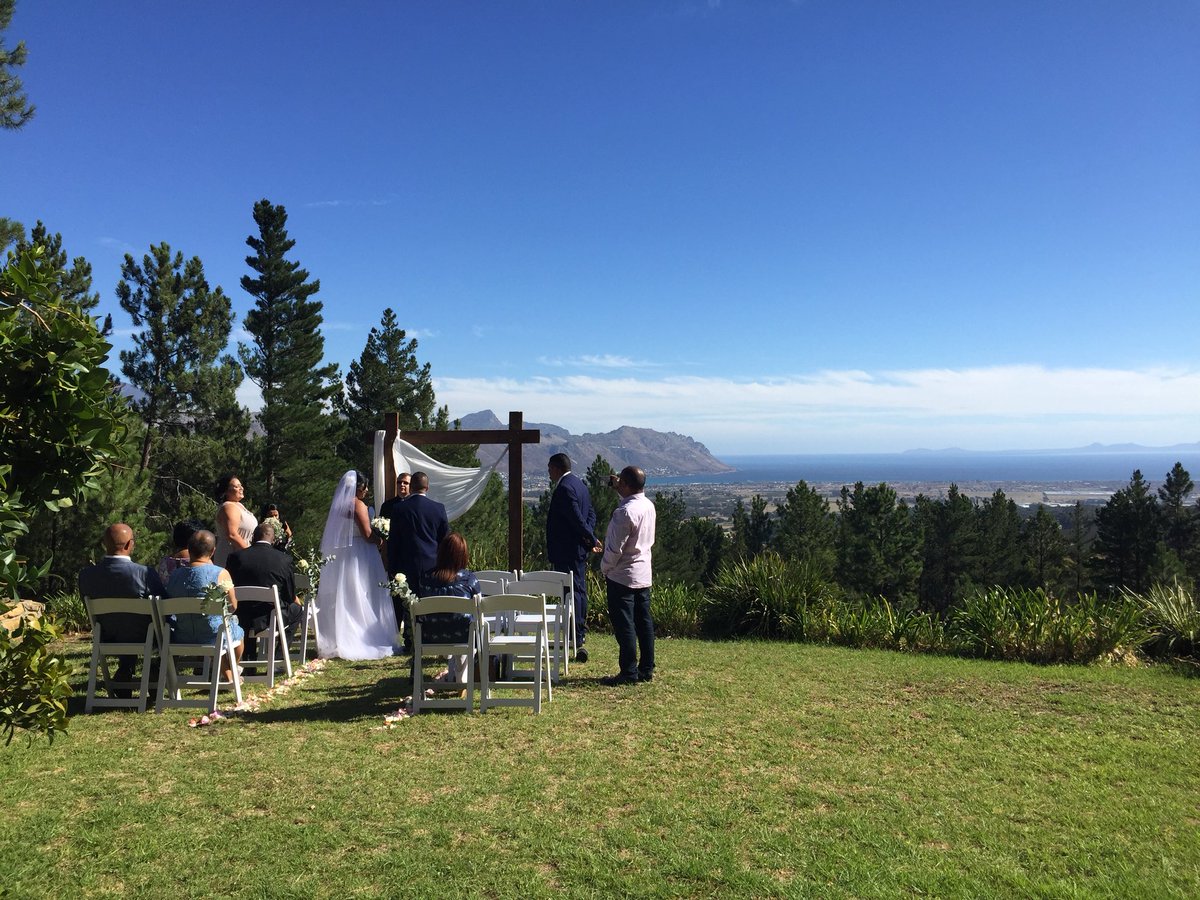 Lalapanzilodge's tweet photo. Beautiful autumn wedding! #smallweddingvenue #CapeTown https://t.co/0umhOkQh2L