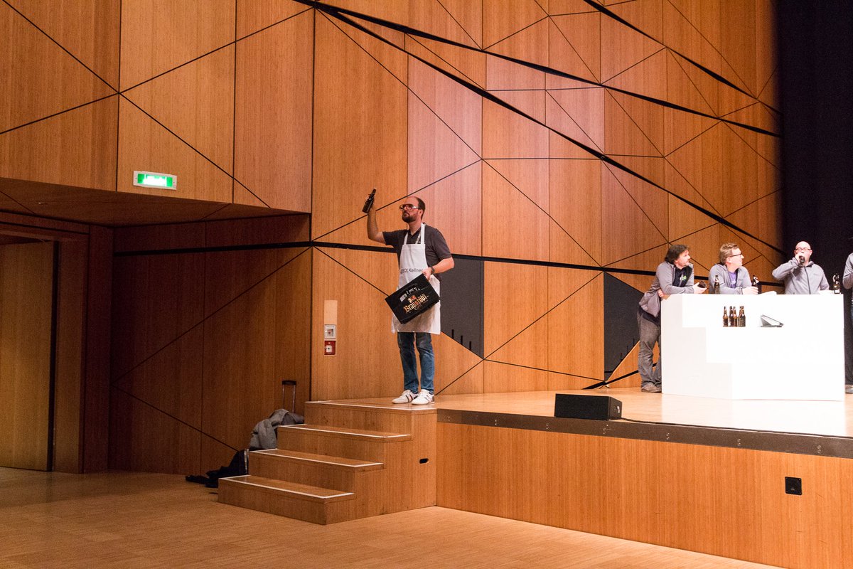 SQLPaparazzo's tweet image. Und hier der @SQLKellner  in dem Habitat, wo er sich am Wohlsten fühlt: auf der #SQLKonferenz in Erfüllung seiner Pflicht   /cc #sqlpass_de