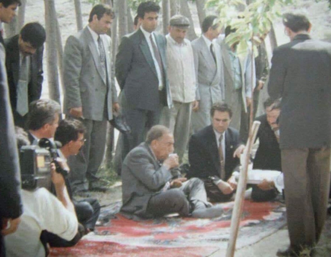 "Koltuk meraklısı değilim. Minderde de otururum."
Saygı ve rahmetle.. 🙏🏼 #AlparslanTürkeş