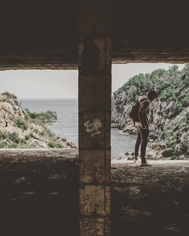 Sakeh's tweet photo. S E P A R A T I O N ·

#cliff #explore #fujix100 #hotel #views https://t.co/1s7G3EJXPA https://t.co/AsTYkQPy4F