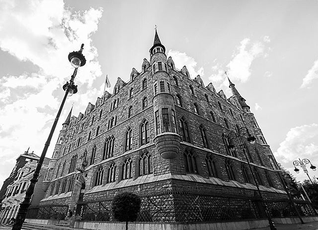 Architectural masterpiece by Antoni Gaudí 1891 - 1892 one of his three works outside Catalonia, located in the city of Leon, city of kings.

#gaudi #arquitectura #architecture #blackandwhite #palaciodelosguzmanes ift.tt/2Gxl62U