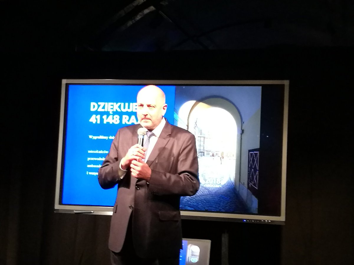 PortalWroclawpl's tweet photo. Prezydent @dutkiewiczrafal odebrał statuetkę za zwycięstwo #Wroclaw.ia w konkursie European Best Destination 2018. #Wroclaw cały 2018 rok z tytułem najlepszej destynacji w Europie. #EBD2018 https://t.co/m8ZjL7s4Vj