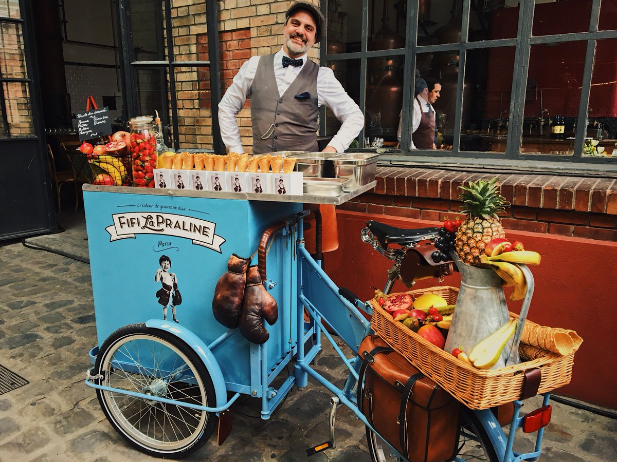 lescamionneuses's tweet photo. 🚲 BEEP BEEP 🚲 Quand ton vélo a la classe & tes fruits sont jolis & toi aussi & puis le client est happy 😌😏🤓 Merci #PotelEtChabot pour l'invitation à #EspaceClacquesin pour régaler les collaborateurs de @ClarinsFR ! #LCandFriends #StreetFood #Pouet #Miam #HungryClub #Fruity https://t.co/hRtO50povI