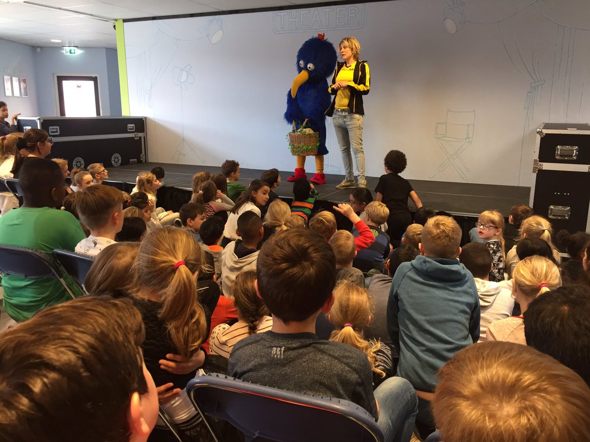 Juf Venessa geeft uitleg over het goede doel voor de sponsorloop op 20 april. Met mascotte!! DE ROPARUN