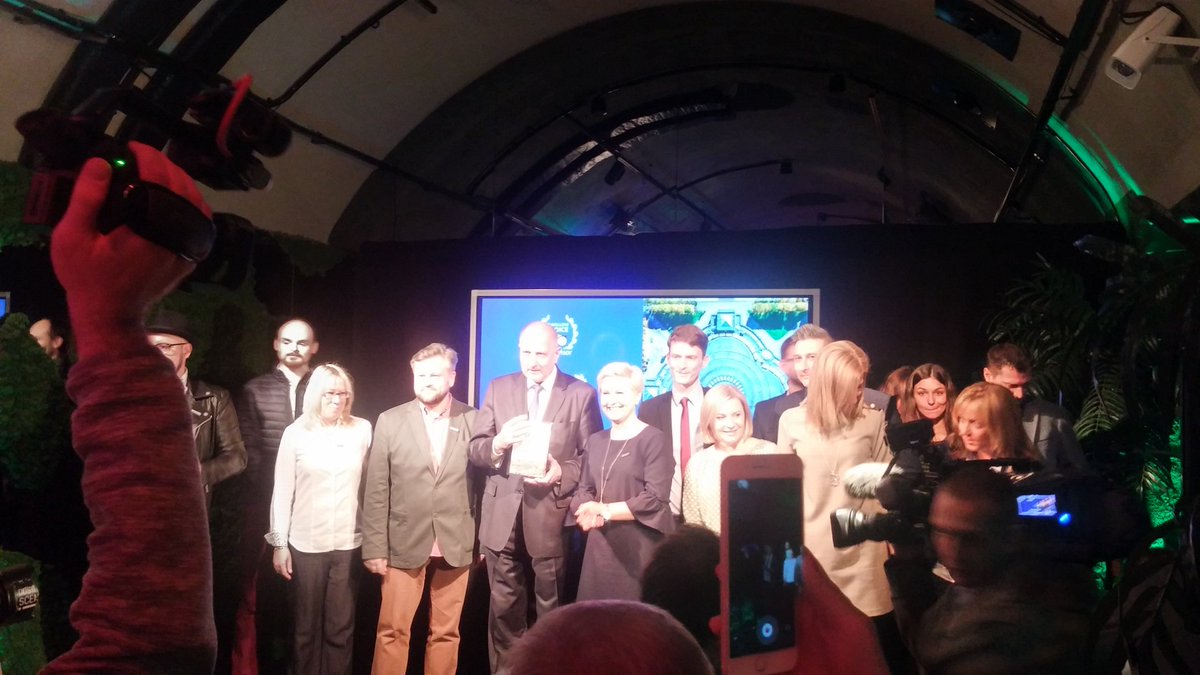 grazwiatr's tweet photo. #Wrocław Rafał Dutkiewicz odebrał statuetkę za wygraną w konkursie #EuropeanBestDestination2018 @RadioZET_NEWS https://t.co/A9pzQb9fx5