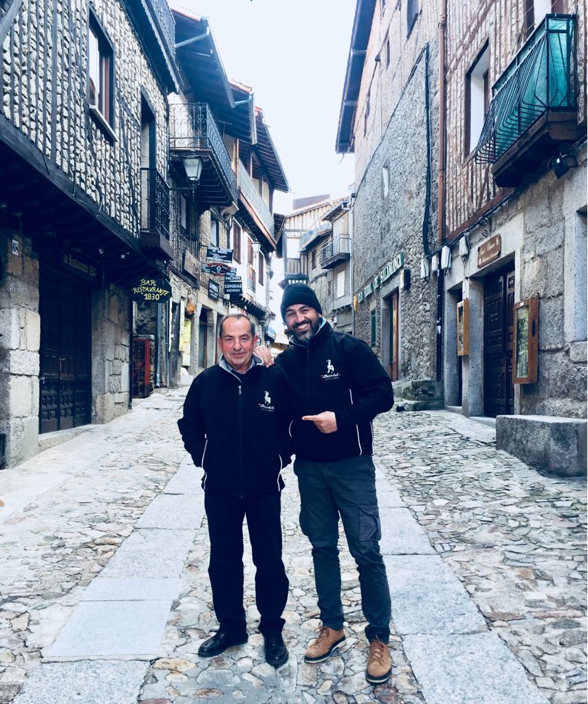 autocaresdavid's tweet photo. ➡️Poz pozik egon ziren gure Jacinto eta Sergio Salamancan.😀
➡️Así de contentos estaban Jacinto y Sergio en Salamanca. 😜
Para tu próximo viaje, ¡queremos que cuentes con nosotros! Pídenos tu presupuesto :https://t.co/fxc9NKDjrH
#viajandocondavid #salamanca https://t.co/0lIQ2kERTX