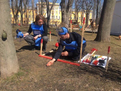 JudithMGough's tweet photo. Joining demining demo with @TheHALOTrust in Shevchenko Park.  UK major demining donor in #Ukraine, working with partners to save lives in the East.  #MineFreeUkraine #TogetherAgainstMines 🇬🇧 🇺🇦 https://t.co/pqH62a5pGv