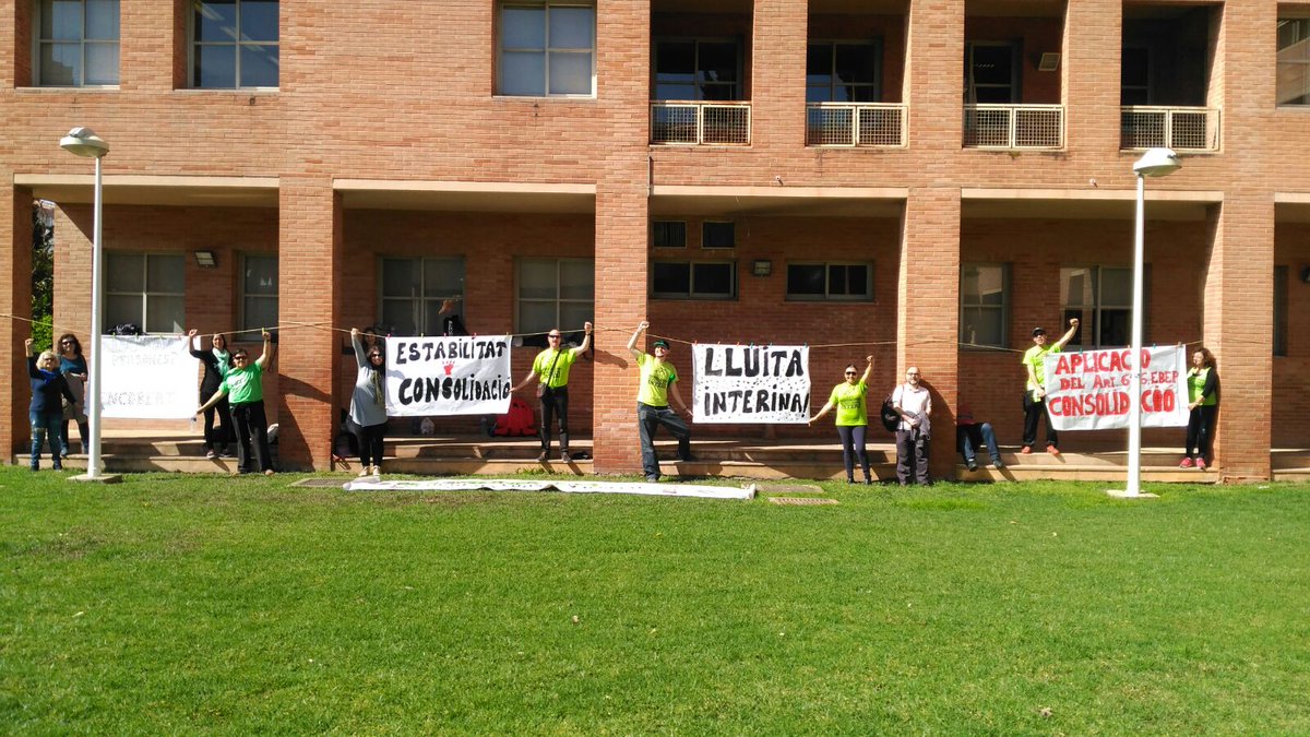 coordinadoraint's tweet photo. 📣📣Ara mateix @GVAeducacio @VicentMarza 📣📣

🔥🔥Hem decidit vèncer!!🔥🔥

#vagaInterina 24-25-26 #abril
#estabilidadInterina #Consolidació #consolidacion @IntersindicalV @estab_interinos @interinosnverde https://t.co/DNmbVvx9NV
