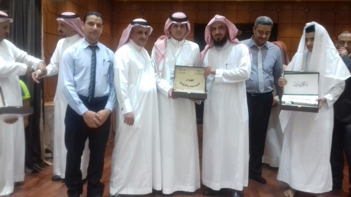 amgedschool's tweet photo. مدير التعليم بمحافظة #حفرالباطن الاستاذ/ عايض الرحيلي يكرم الطالب/ علي سعيد الشهري لحصوله على
#جائزة _التميز_السلوكي
للعام الدراسي1439/1438
#الإرشاد_الطلابي
#ثانوية_أمجاد_التعليم_الأهلية
@hafr_private https://t.co/CaO2nTAV6T