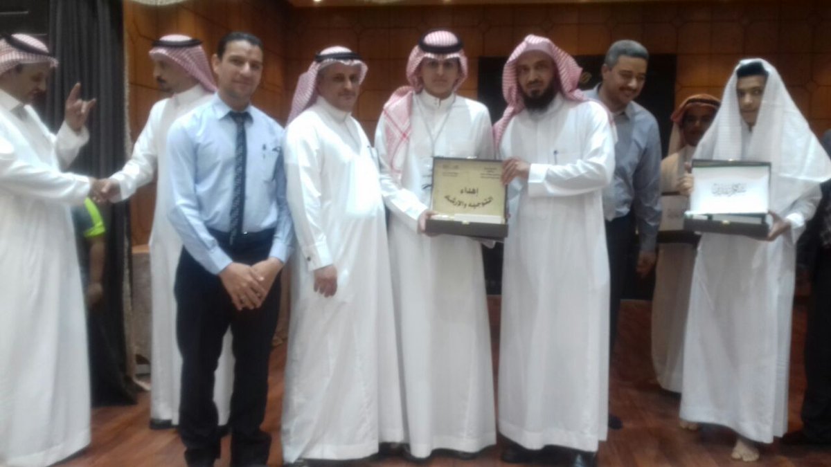 amgedschool's tweet photo. مدير التعليم بمحافظة #حفرالباطن الاستاذ/ عايض الرحيلي يكرم الطالب/ علي سعيد الشهري لحصوله على
#جائزة _التميز_السلوكي
للعام الدراسي1439/1438
#الإرشاد_الطلابي
#ثانوية_أمجاد_التعليم_الأهلية
@hafr_private https://t.co/CaO2nTAV6T