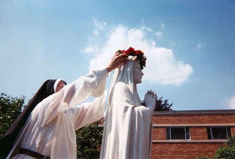 's tweet image. Help me, #CatholicTwitter. 
Well, help my #nuns.  
They’re a beautiful, joyful, faithful bunch living the cloistered life, but their #HolyOrdinary is that they need new vocations. 1/?
opnunslancaster.org
