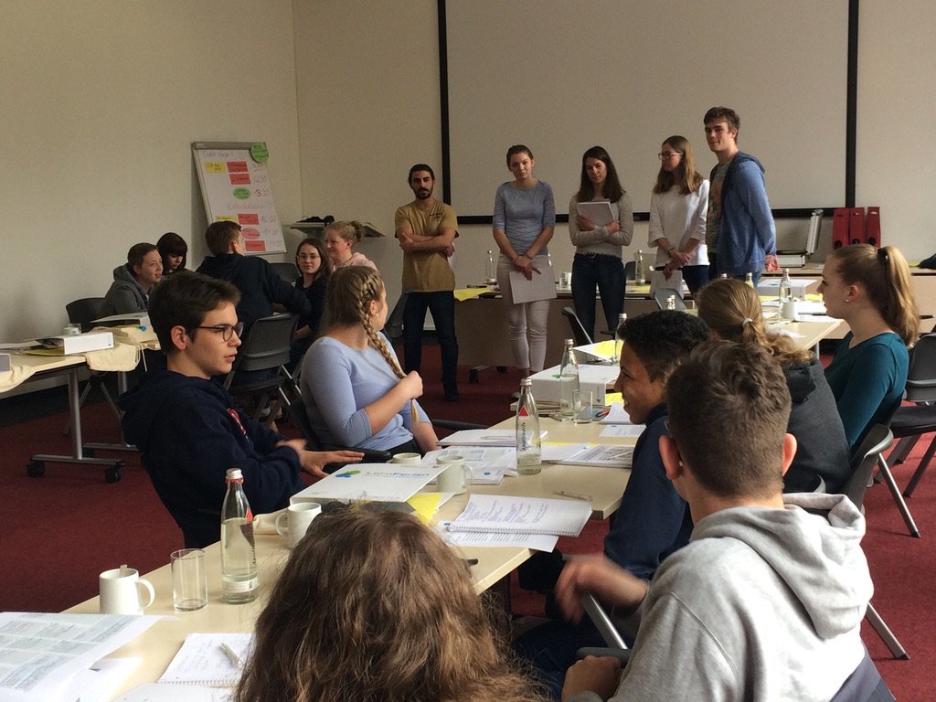 CSRHub_NRW's tweet photo. #dieWolfsburg: Schülerinnen und Schüler diskutieren im Rahmen der #LernFerienNRW die gesellschaftliche Verantwortung von Gründerinnen und Gründern! Zusätzlich präsentieren sie uns tolle Geschäftsideen im Bereich innovative &amp; zukunftsfähige Geschäftsmodelle  #Pitch #Megatrends https://t.co/65NhSwU7WB