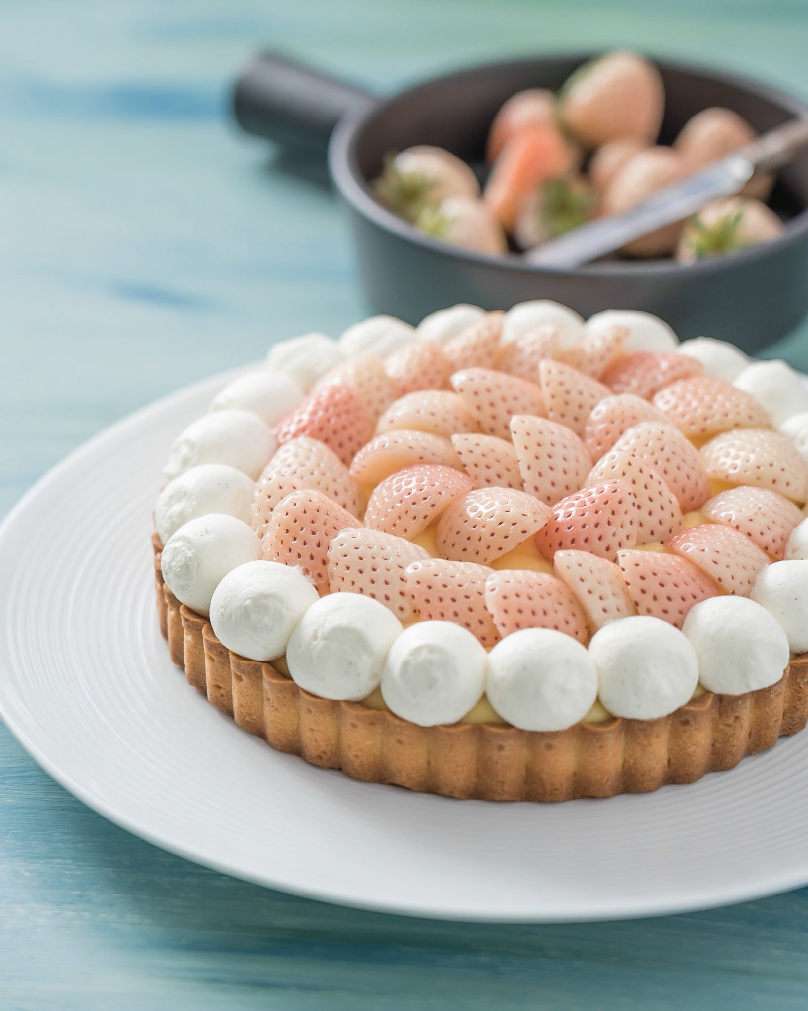 えもじょわさんのツイート 普通の赤いいちごでタルトの動画を撮ったんだけど せっかくなので白いいちごで撮り直しました 近々アップします お菓子作り いちご タルト Strawberry Tarte