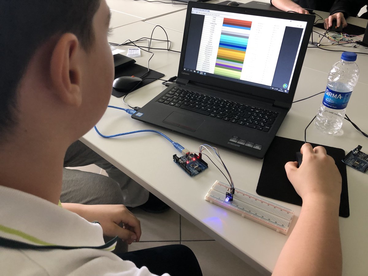 Arduino  ile sensörleri kullanarak elektronik ürünlerin mantığını kavrıyor, yeni projeler üretiyoruz.   #dogatech #cekirgedoga #dogadaegitim #arduino