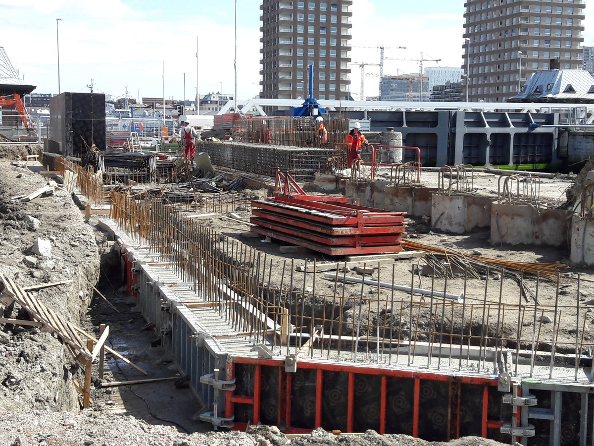 Sigmaplan's tweet photo. In opbouw @Stad_Antwerpen: #Droogdokkenpark! Laatste hand aan vier nieuwe kaaimuren. Na stalen 'combiwand' bouwen we waterkeringsmuur. Meer weten? ➡https://t.co/ZFa2G7Yflu https://t.co/N8HKfU14iH
