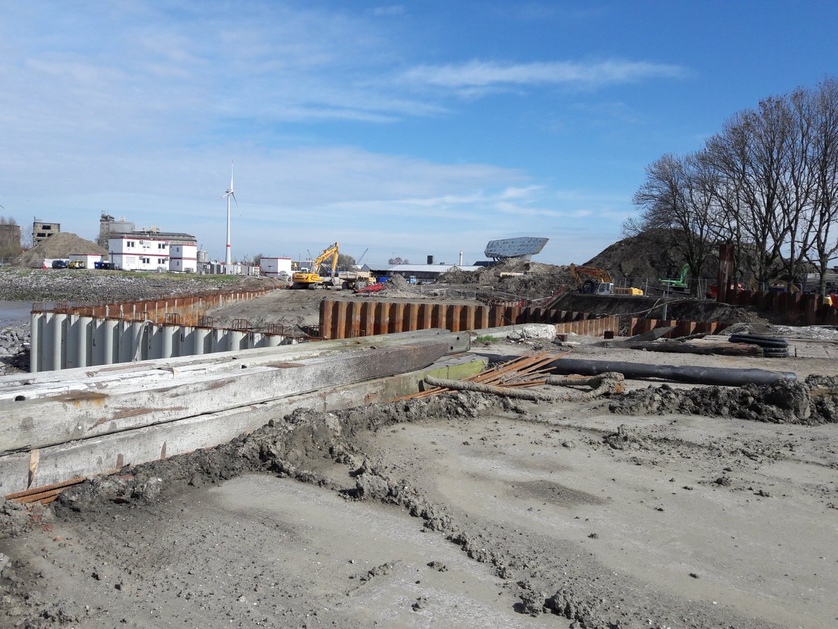 Sigmaplan's tweet photo. In opbouw @Stad_Antwerpen: #Droogdokkenpark! Laatste hand aan vier nieuwe kaaimuren. Na stalen 'combiwand' bouwen we waterkeringsmuur. Meer weten? ➡https://t.co/ZFa2G7Yflu https://t.co/N8HKfU14iH