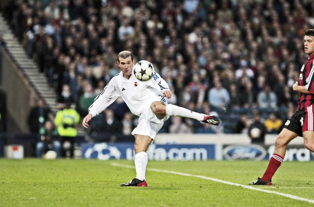 caughtoffside's tweet photo. Real Madrid boss Zinedine Zidane on Cristiano Ronaldo's goal against Juventus yesterday: 

"Cristiano's is one of the best in history, but mine in Glasgow was prettier."

Let's settle this: 
RT for Ronaldo's over-head kick
Like for Zidane's superb volley https://t.co/hmZKFWwFMu