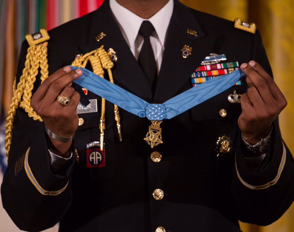 steventeaster's tweet photo. .@USArmy .@USMarineCorps .@HerbJWesson .
.@sherylunderwood .@BarackObama
[ WHAT IS THE NAME OF THIS #UnitedStatesofAmerica #SERVICEPERSON ? https://t.co/VF0Dwzi7b6