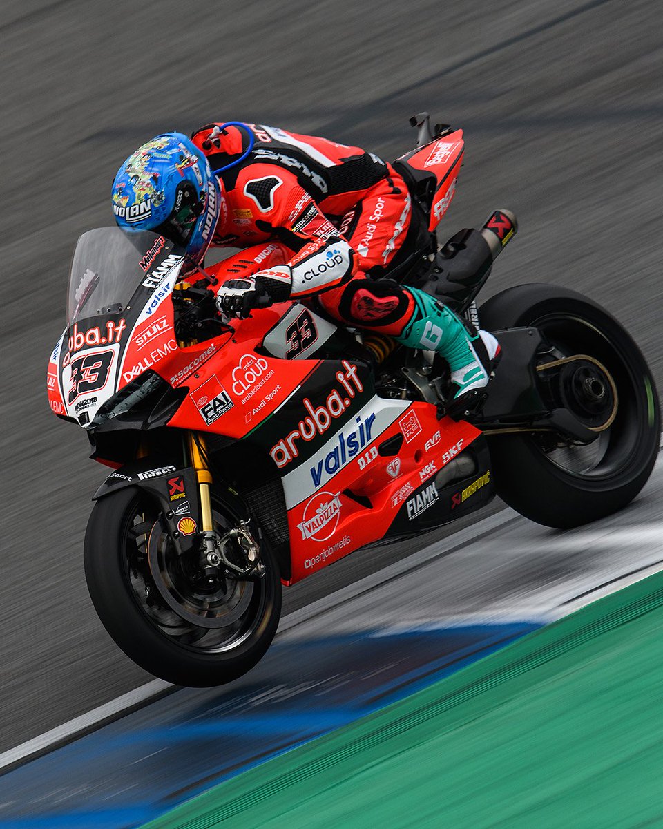 ArubaRacing's tweet photo. When you try to keep her feet on the ground 😅
@MarcoMelandri33 ✊🏻
#FailButWin #WheelieWednesday https://t.co/kNLaCdKNqh