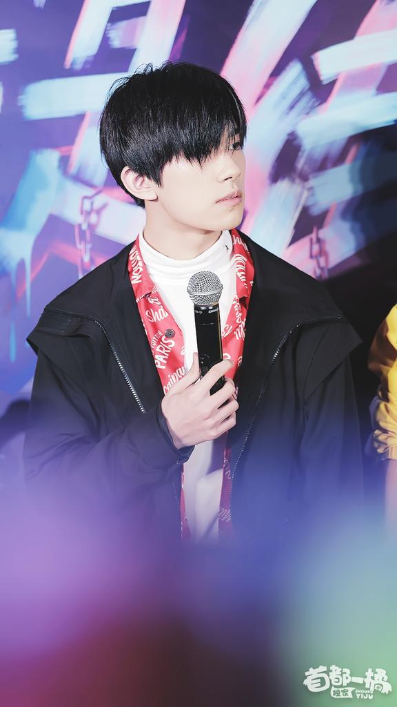 JacksonYee_YT's tweet photo. #JacksonYee showed up at the news conference of #StreetDanceofChina. 
Totally a fashionable cool boy!
#易烊千玺 出席 #这就是街舞 发布会。
大佬今天简直帅爆了，千纸鹤快来迎接9P美颜暴击吧！ ​​​

cr.首都一橘 https://t.co/SELOJrwrRh