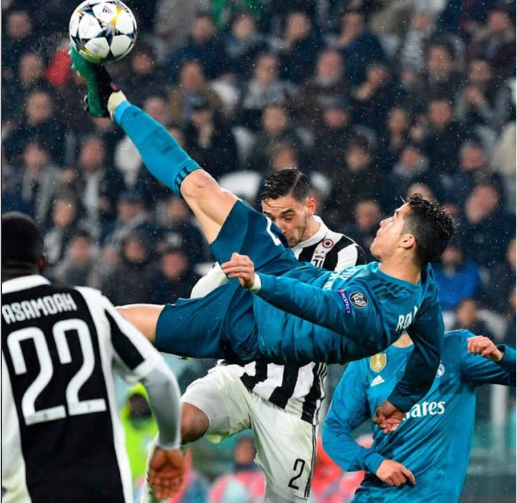 iamASK_007's tweet photo. Did you just see that😱 . Take a bow @Cristiano . Absolutely breathtaking. We must consider ourselves lucky to have lived in the same era as that of Leo n Christi . #JUVRM https://t.co/ZXrjkcMv3Q
