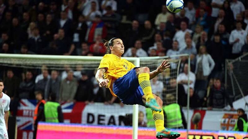 SpazioMilan's tweet image. Ibrahimovic: “¿La chilena de Cristiano? Estuvo bien, pero ahora que la haga desde 40 metros”

JAJAJAJA, nunca cambiará...