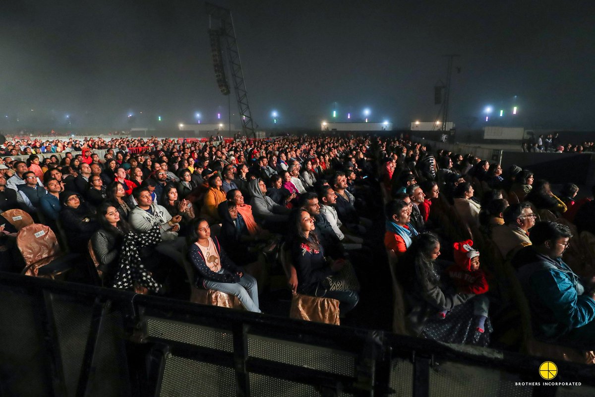 Bros_Incorp's tweet photo. If #pictures could speak, these would shout!
That's how euphoric our concert in Dubai was ✨❣️
Be our #virtual #guest, stay tuned for more. 🙌

#BrothersIncop #Dubai #DilseDubai #Music #Audience #Stunning #Concert #TheJourney #UAE #CelebratingMusic #25Years https://t.co/CSiDOHINlq