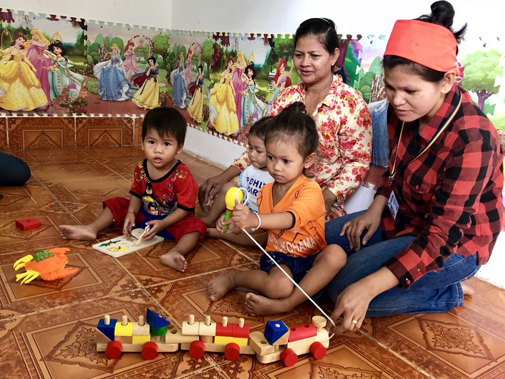 broglin_odile's tweet photo. La #fondationpeopleandbaby pour l enfance soutient  l association #planeteenfantsetdeveloppement pour créer les premières #creches dans des usines de textile au #cambodge https://t.co/rksCXOoNbF