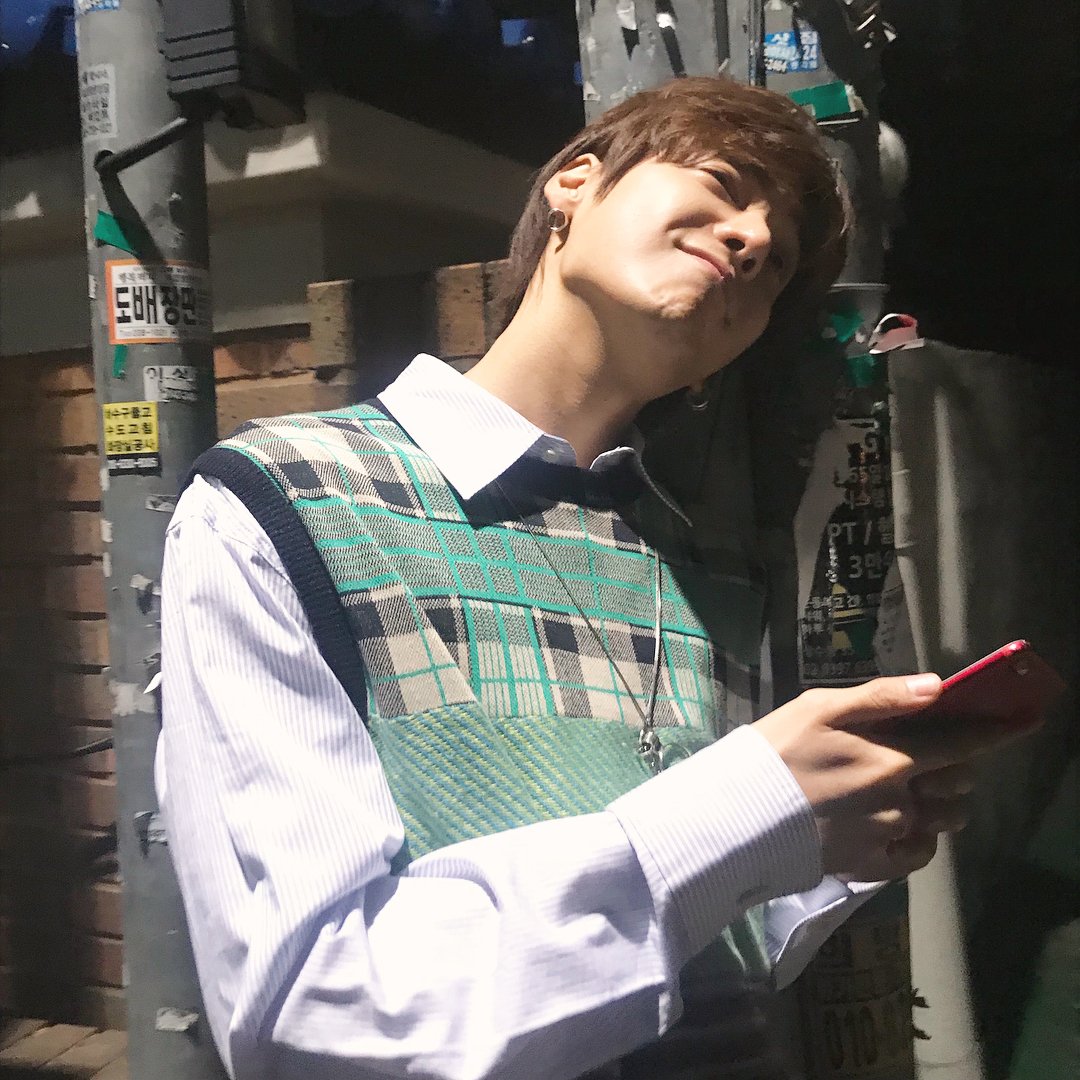 PCYMXT's tweet image. malem malem enaknya nyender ke tiang listrik pret