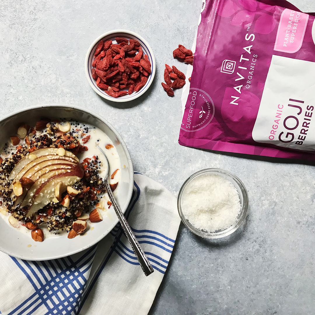 NavitasOrganics's tweet image. Although they've rapidly gained popularity over the past few years, "superfoods" are often talked about but not always understood, so we teamed up with @crunchy_radish for a "Superfoods 101" series! First up: the beloved Goji Berries: bit.ly/GojiBerry101 #WellnessWednesday