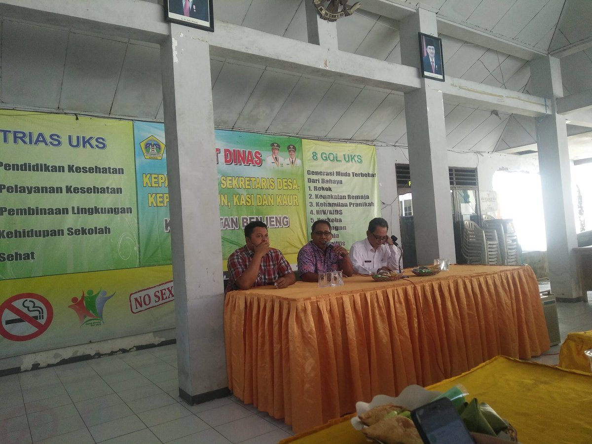 qiais1's tweet photo. Agenda Hari ini bersama TA #kabgresik Sosialisasikan #PadatKaryaTunai2018 di konferensi Kepala desa se #kecbenjeng agar pelaksanaanya mampu meningkatkan pendapatan warga Miskin
#tppijawatimur
@DewantoAndry
@Muhamma22854860
@Kuswari68
@MasMukhlish182 https://t.co/UrILoCT8nL