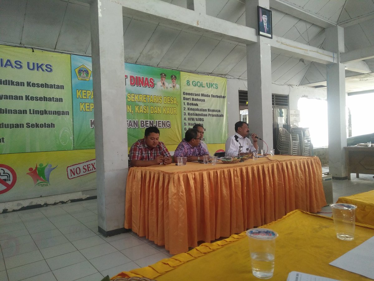 qiais1's tweet photo. Agenda Hari ini bersama TA #kabgresik Sosialisasikan #PadatKaryaTunai2018 di konferensi Kepala desa se #kecbenjeng agar pelaksanaanya mampu meningkatkan pendapatan warga Miskin
#tppijawatimur
@DewantoAndry
@Muhamma22854860
@Kuswari68
@MasMukhlish182 https://t.co/UrILoCT8nL