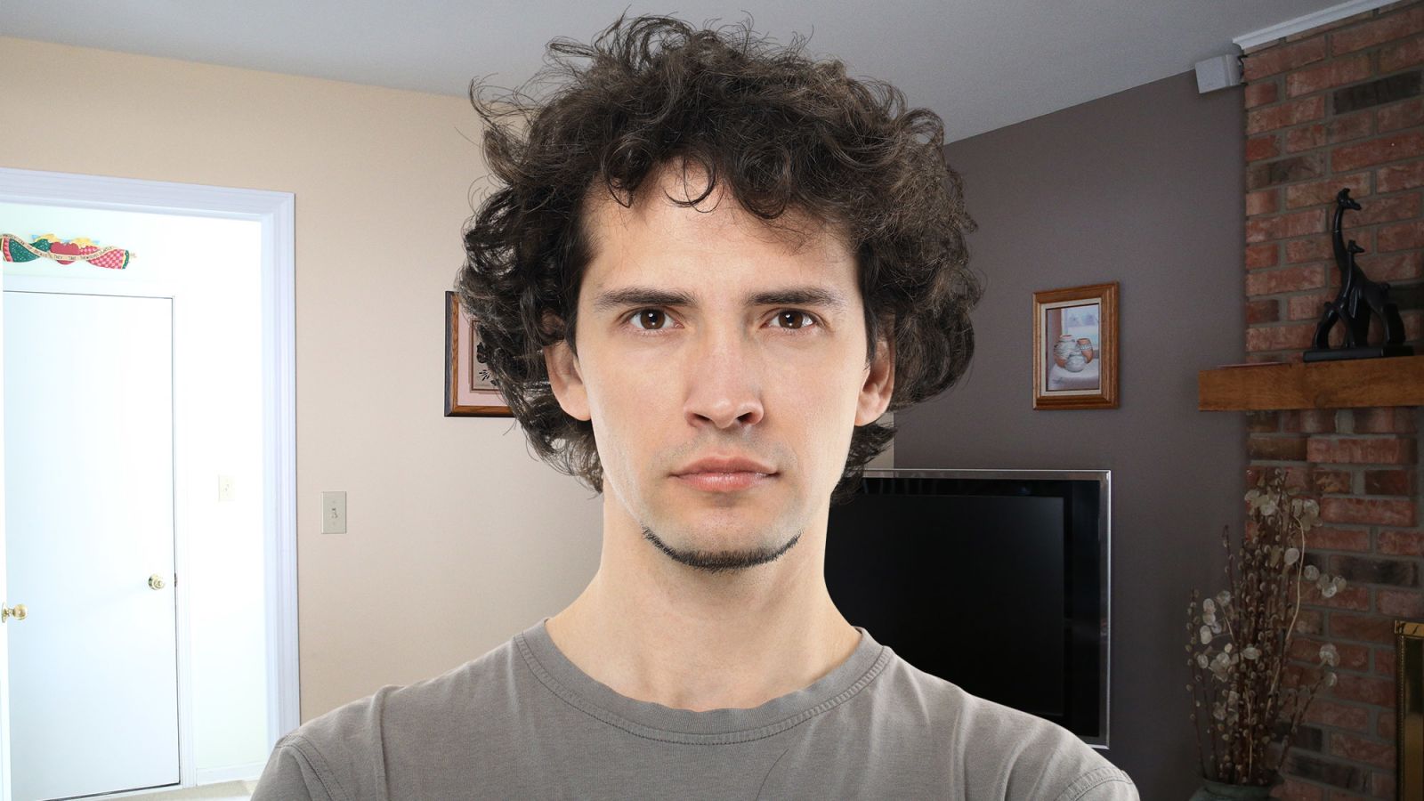 улыбчивый мужчина. еврейская внешность девушки. человек 21 год. улыбка парня. молодой парень улыбается.