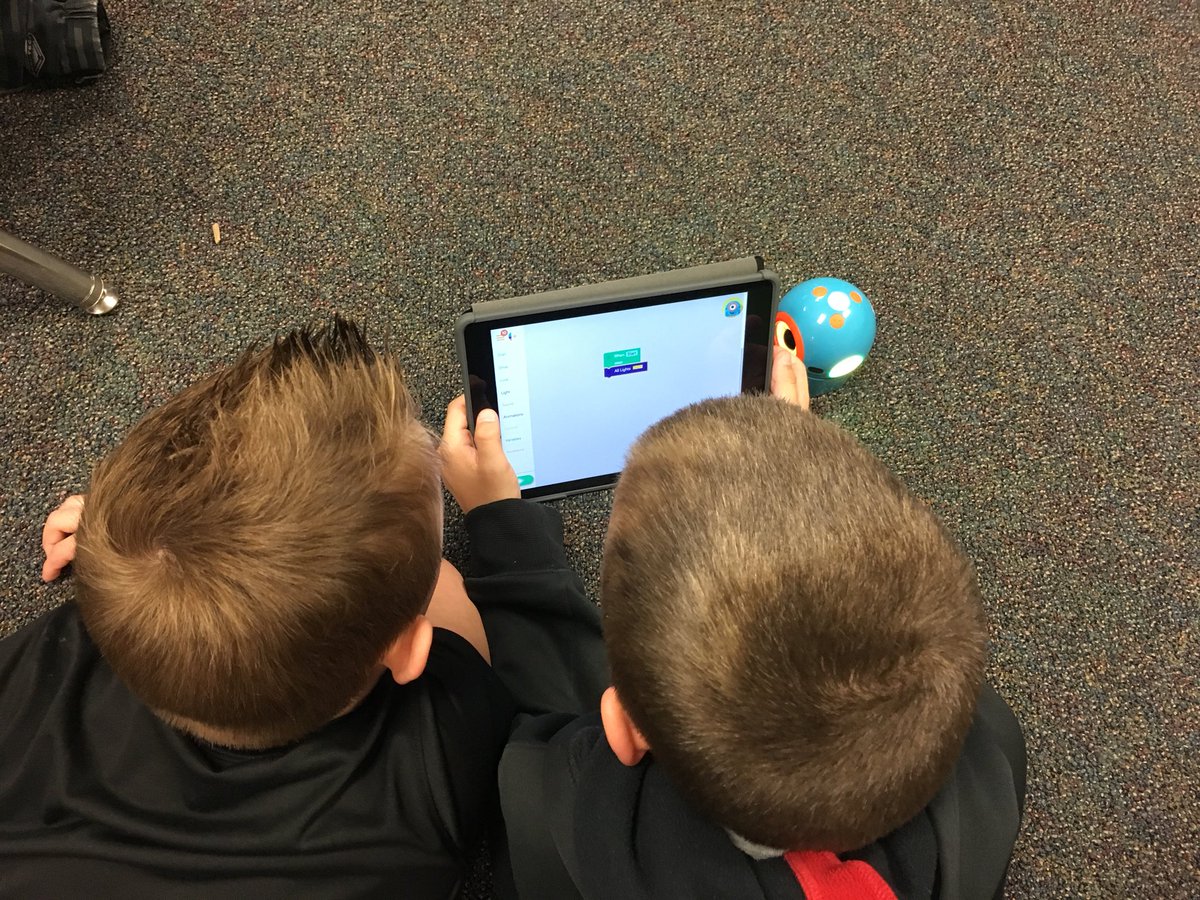 NancyRylesElem's tweet photo. First grade Coding Fireflies with Dot Robots. #futurereadyBSD https://t.co/NOlfLo6kew