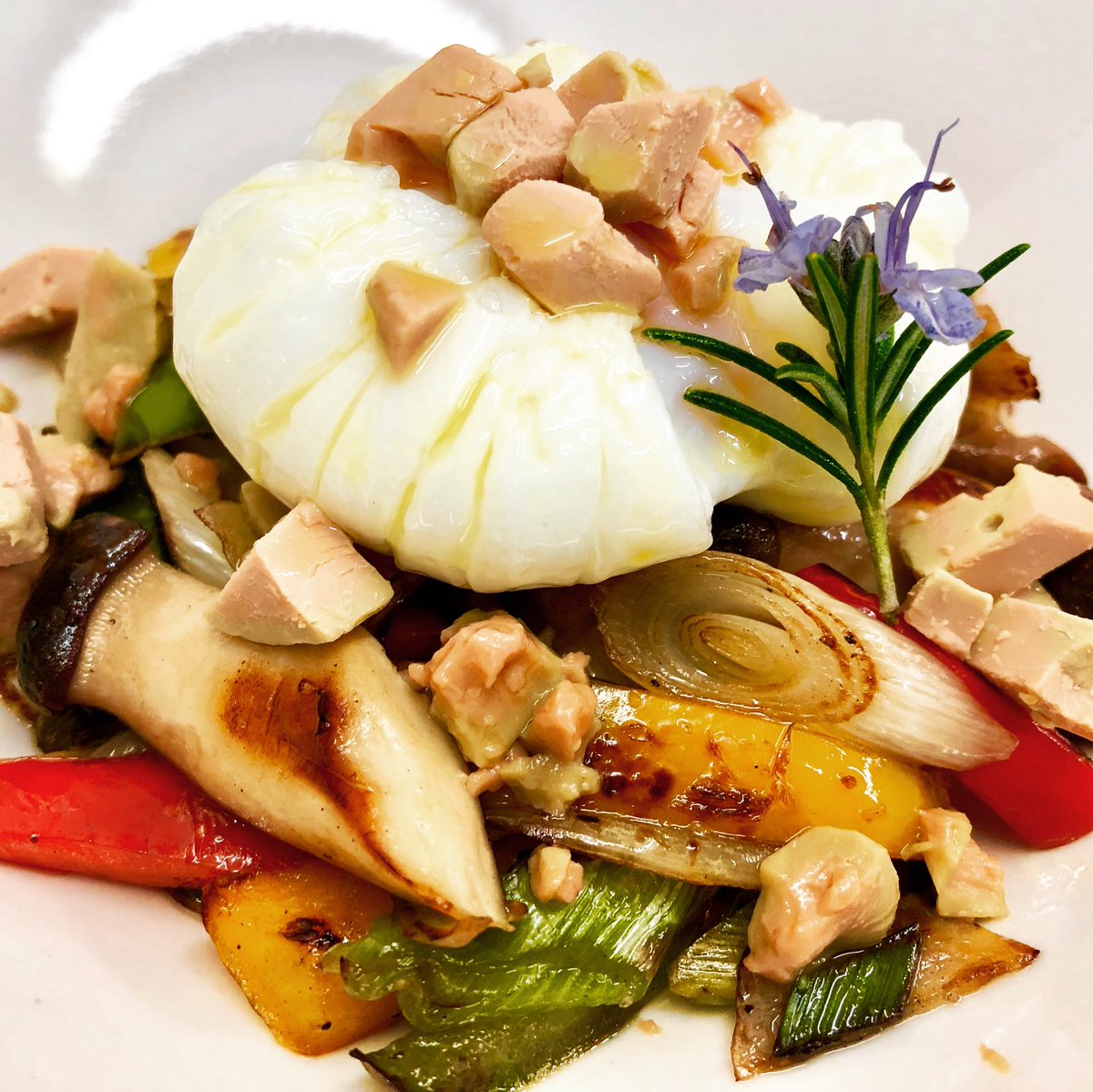 Bodega_Estrella's tweet photo. #huevo a baja #temperatura y #aroma de #trufa blanca con #verduras #salteadas y #foie #menu de #mercado #labodegadeestrella #ferrol #galicia https://t.co/NttsnS2bNG