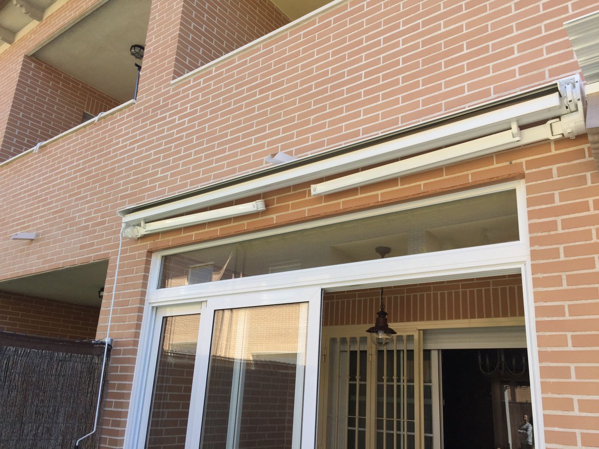 ToldosAvila's tweet photo. Os enseñamos una de nuestra ultima instalación hecha de nuestro Toldo Semicofre y nuestra Pérgola de 80x40. ¿Que os parece? 

  ¡No te lo pienses y no te quedes este verano sin poder disfrutar de tu patio!
#VeranoConToldo #ToldosAvila #NoTeQuedesSinToldo https://t.co/3IHbQNJJW7