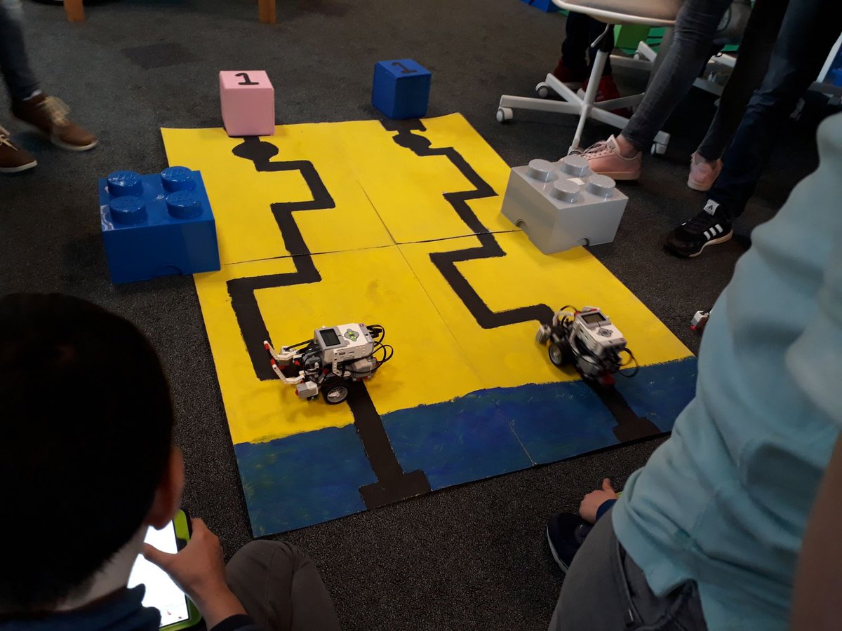 Leerlingen van <a href="/ISWHoogeland/">ISW Hoogeland</a> geven workshop  #mindstorms in het #bieblab van <a href="/biebwestland/">Bibliotheek Westland</a>