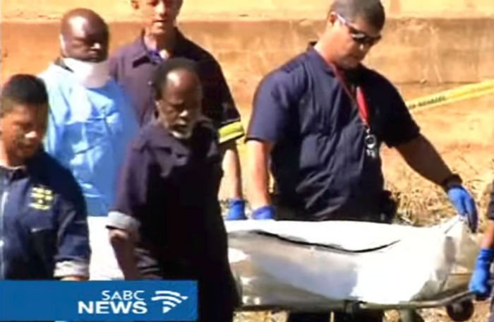 RestingUser1's tweet image. [LISTEN] A fight over #lobolo leaves six dead in #KwaZuluVillage in Mbizana in the Eastern Cape. 

🎧iono.fm/e/546850

#MiddayLive #SABCNews