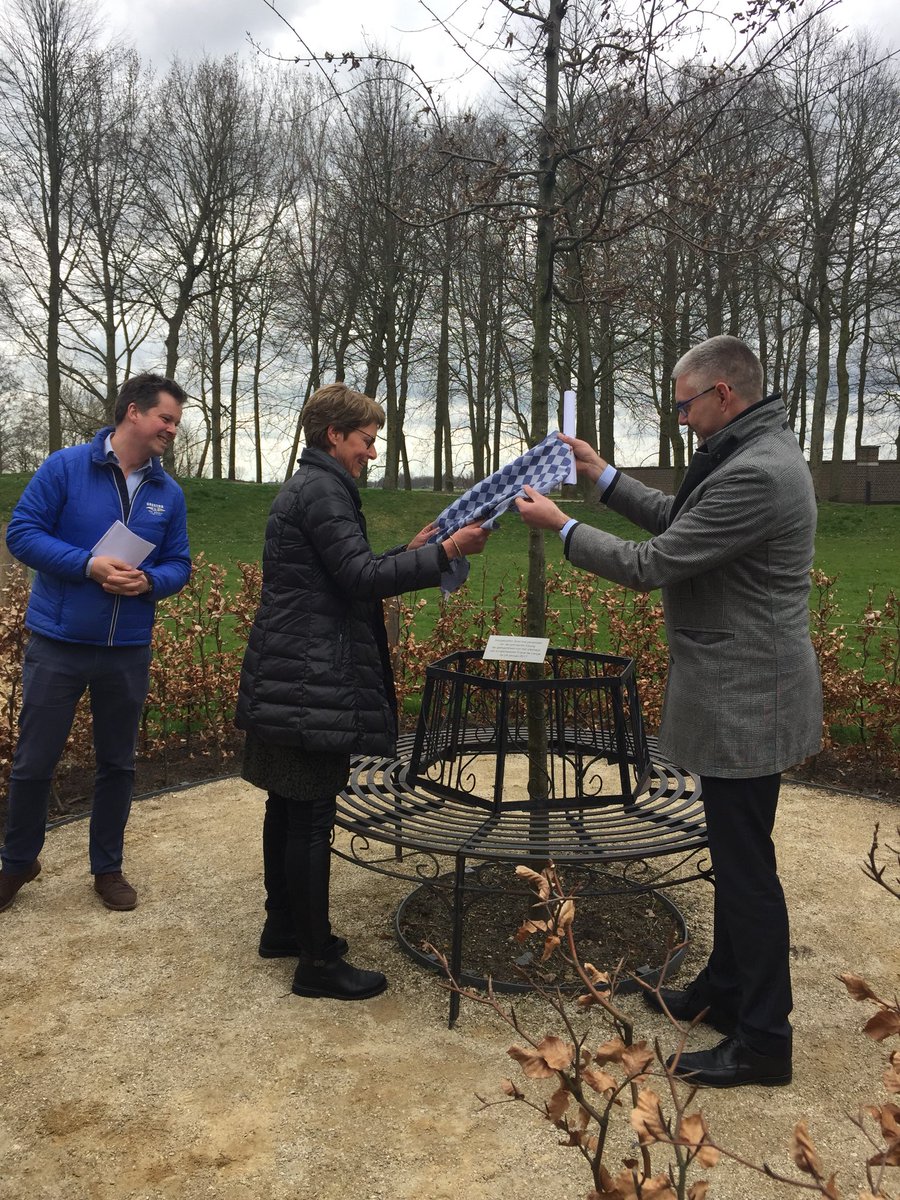 De contouren van de verdwenen stadsmuur en Ronde Toren zijn weer zichtbaar <a href="/gem_Elburg/">Gemeente Elburg</a> Veel dank voor dit project aan oa <a href="/ATBoecop/">Arent Thoe Boecop</a> <a href="/museumelburg/">Museum Elburg</a> en talloze vrijwilligers. #cultureelerfgoed #cultuurhistorie