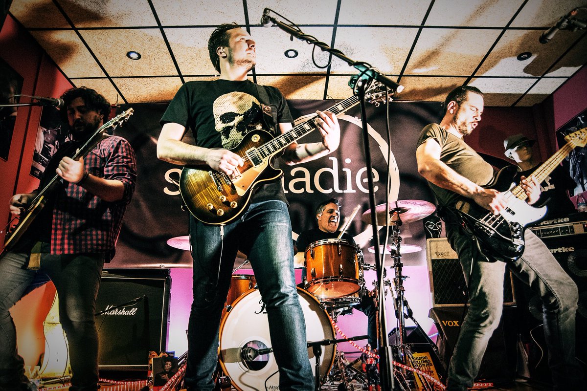 Con este tema y con esta foto de la presentacion de "Reset" os deseamos #FelizMiercoles 
open.spotify.com/track/3Ly86lVA…