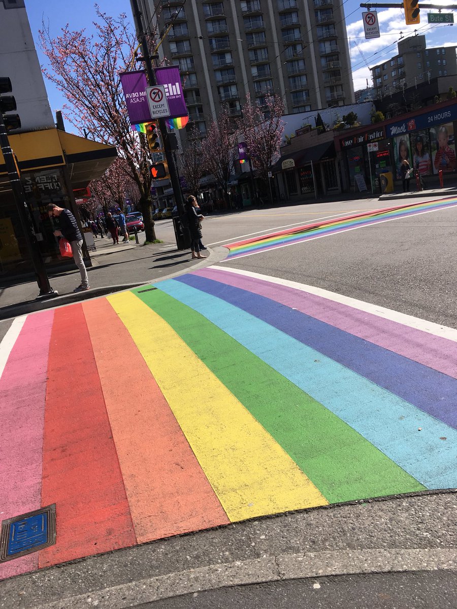 今日はバンクーバーのゲイストリートと言われているデイビーストリートでお散歩🌈✨☀️
バス停やゴミ箱がピンク色だったり😍レインボーの横断歩道があるんです💜🌈👯‍♀️