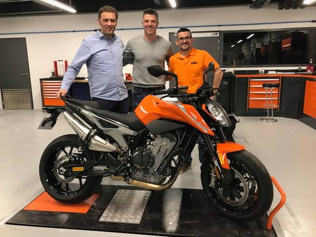 Gregory Coupet est notre nouvel ambassadeur KTM 790 DUKE ! ⚽🍊
Ravie de collaborer avec ce gardien 'ready to race' d'exception ! 👏
@CoupetCoupet
#KTM #TheScalpel #KTM790DUKE